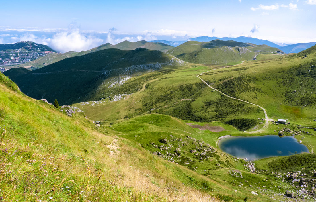 Le Scalette viste salendo verso il Mondolè; sullo sfondo Prato Nevoso