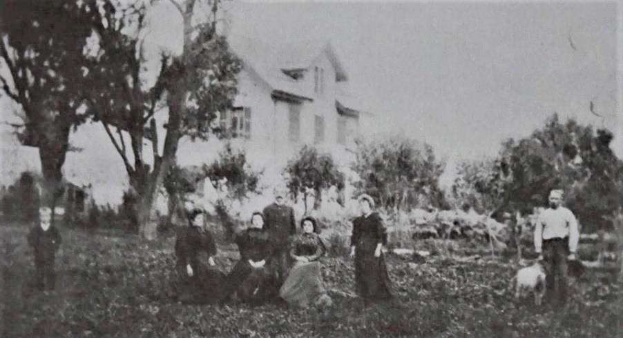 La famiglia Mader nel 1885 a Villa Alpina, Tenda. Ora la villa è sede del Municipio (Archivio clarencebicknell.com)